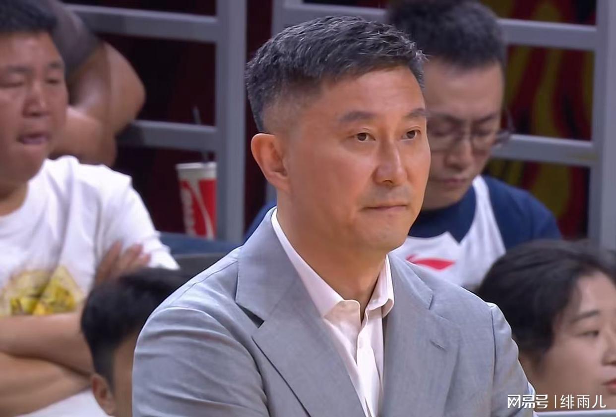 星空体育app-广东队更衣室内讧?杜锋疑似惨遭“架空”,狂逼朱芳雨换帅!